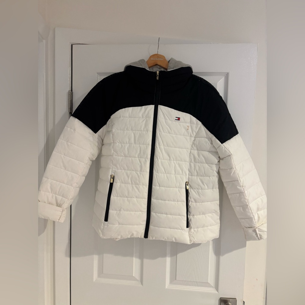 Tommy Hilfiger outerwear women's Puffer Jacket With Hoodie size large brand new - Picture 2 of 9